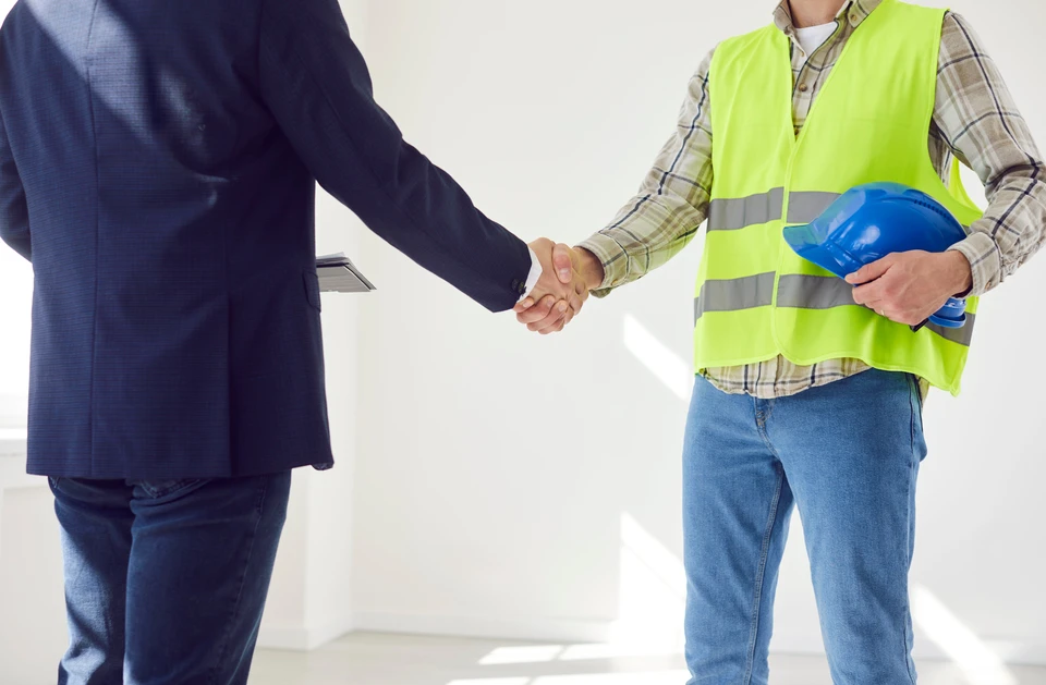 gros plan d'un propriétaire serrant la main d'un architecte ou d'un ingénieur, indiquant la validation de la construction ou de la rénovation d'une maison ou d'un bureau