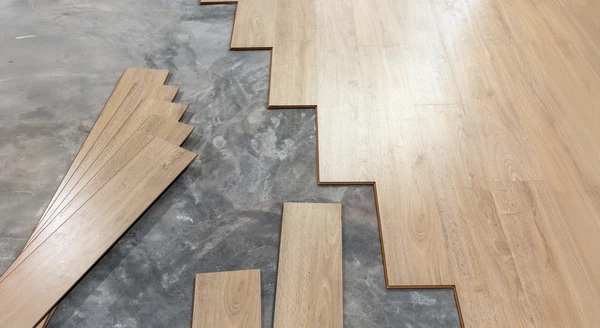 Chantier d'installation de parquet flottant en cours