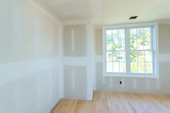 am&eacute;nagement int&eacute;rieur d'une nouvelle maison, couloir lumineux avec miroir et placard