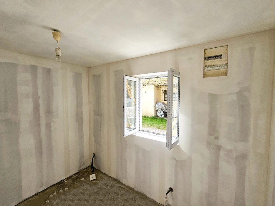 Intérieur résidentiel moderne avec cuisine ouverte sur salon