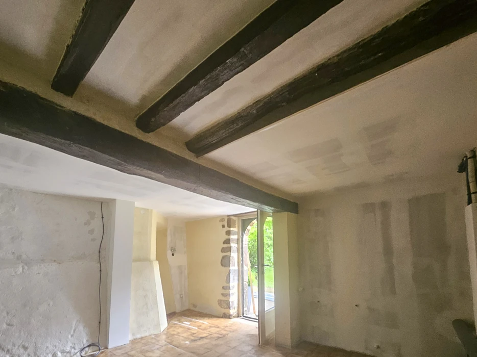 Construire une nouvelle maison avec des murs en plâtre en plâtre sec qui a été terminé en préparation de la peinture