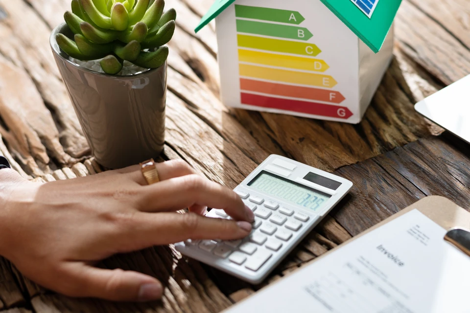 Maison contemporaine moderne à architecture minimaliste avec façade blanche et volumes géométriques cubiques