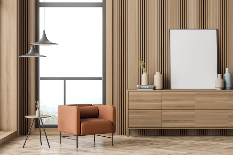 Pièce vide avec grandes portes coulissantes en bois foncé ouvertes, révélant un espace intérieur lumineux