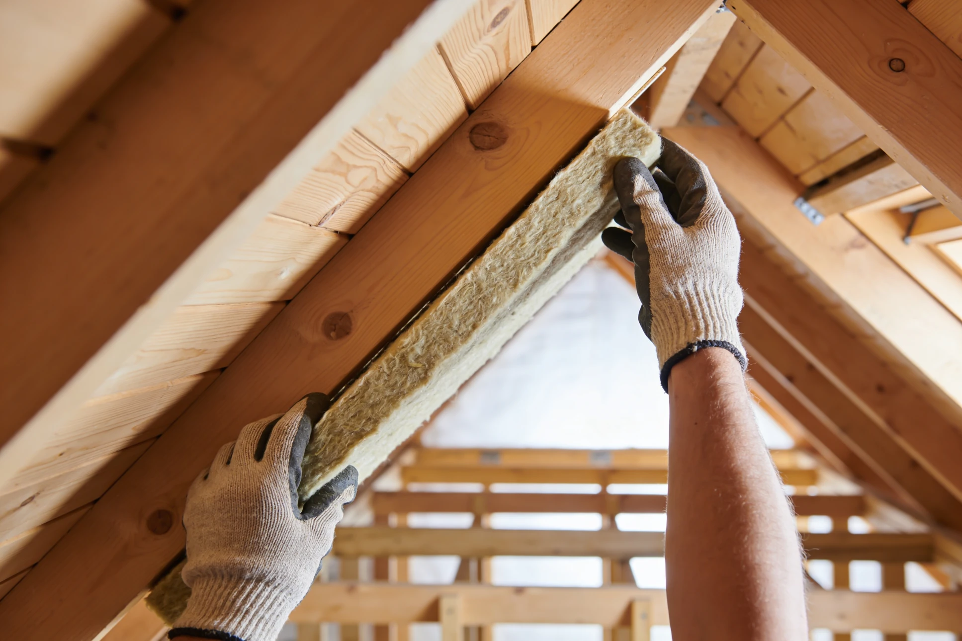 Pile de bois et cheminée floue en arrière-plan, espace de texte