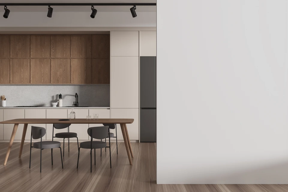 Intérieur moderne avec mur en briques apparentes beiges et cloison verte olive