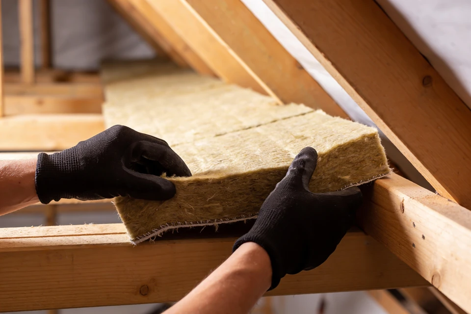 Int&eacute;rieur d'atelier ou entrep&ocirc;t avec empilements de panneaux de construction