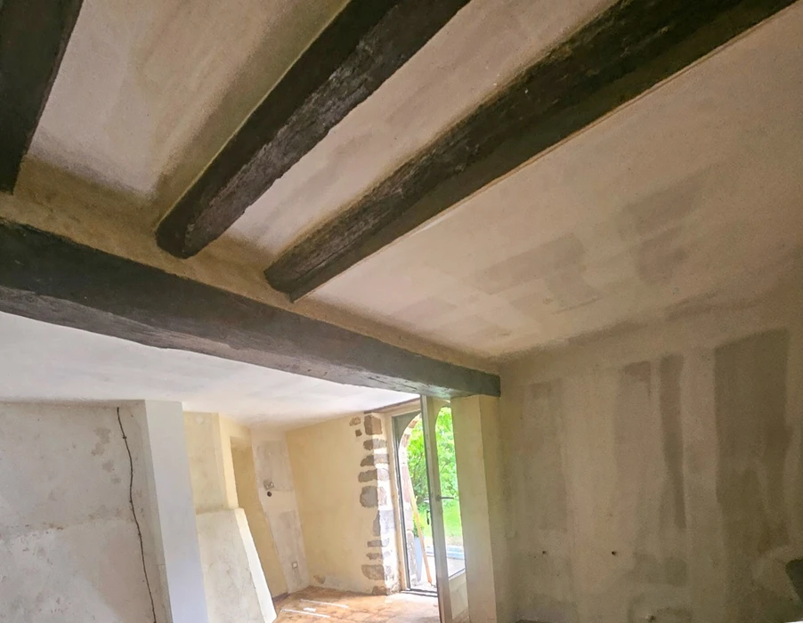 Rénovation intérieure avant-après montrant transformation complète d'une pièce