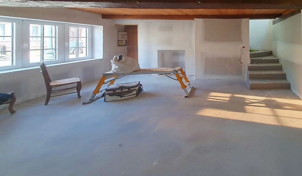 Chantier de rénovation intérieure d'une cuisine moderne avec cloisons sèches en cours d'installation